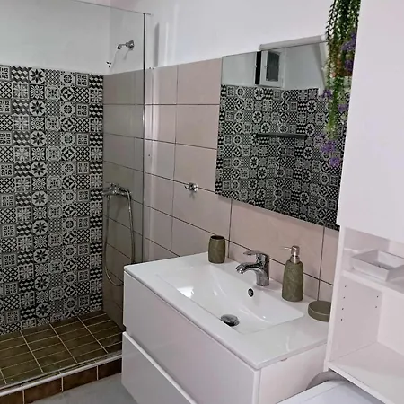 El-mi's Little House In